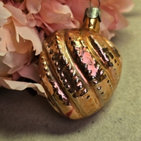 rosa-stribet-paa-skraa-prikket-glas-hjerte-gammel-juletraespynt